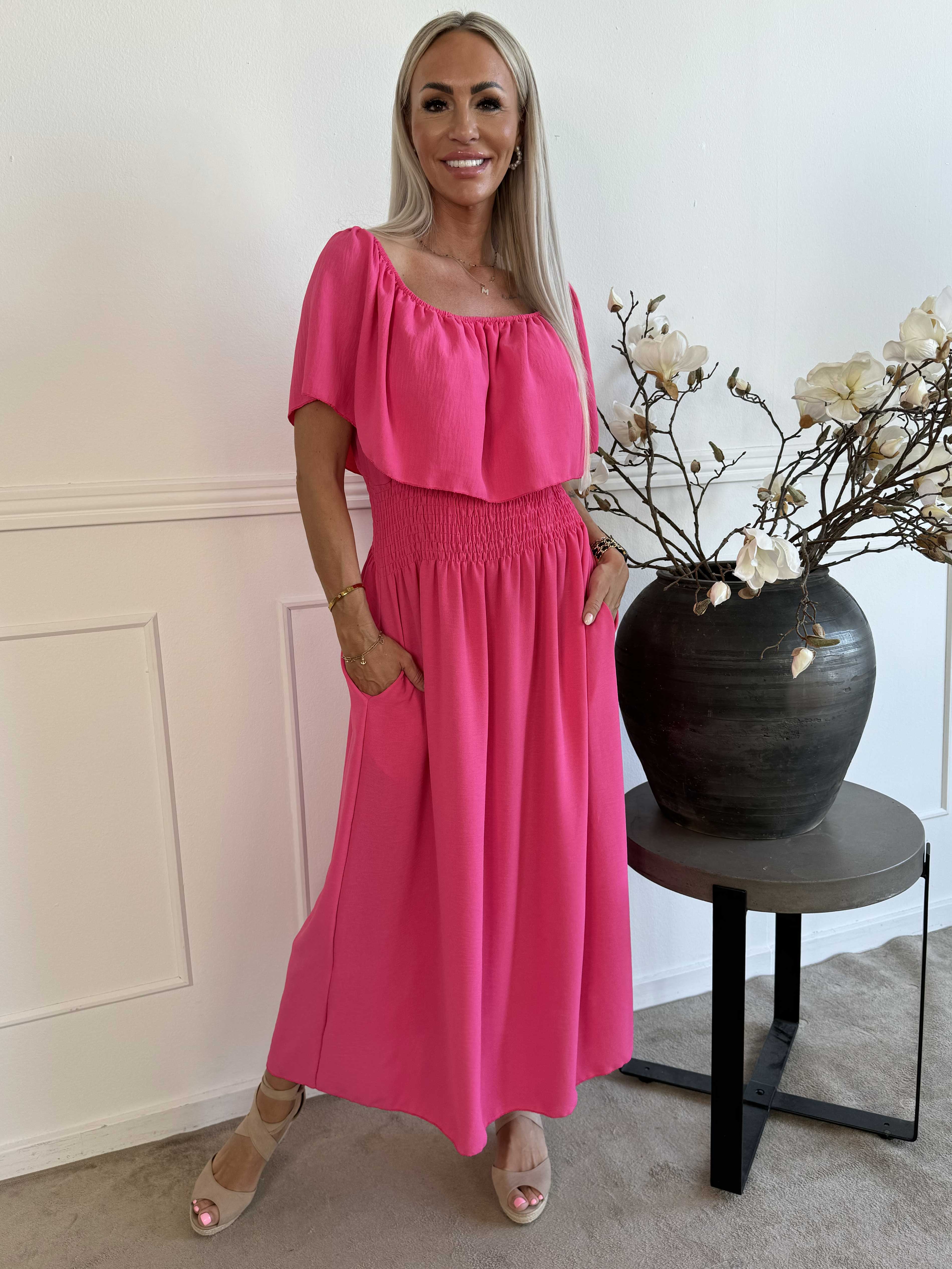 Rachel - Lang kjole med lommer og flæsekant